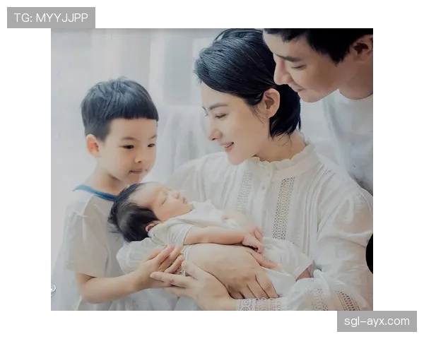 刘璇一张家照 咖啡桌上名牌比盘子还多 我默默去查工资单